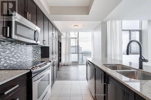 Ph2 - 225 Webb Drive, Mississauga, ON - Indoor Photo Showing Kitchen With Double Sink With Upgraded Kitchen