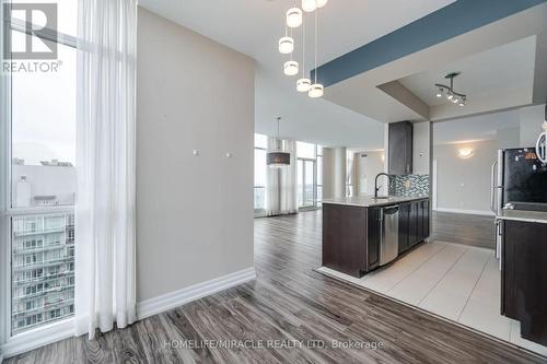 Ph2 - 225 Webb Drive, Mississauga, ON - Indoor Photo Showing Kitchen