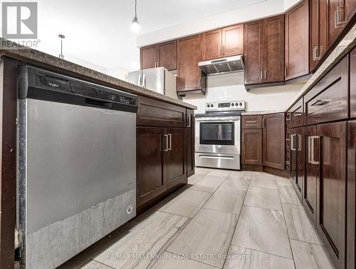 156 Hollybrook Trail, Kitchener, ON - Indoor Photo Showing Kitchen