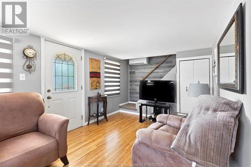 1766 Dominion, Windsor, ON - Indoor Photo Showing Living Room