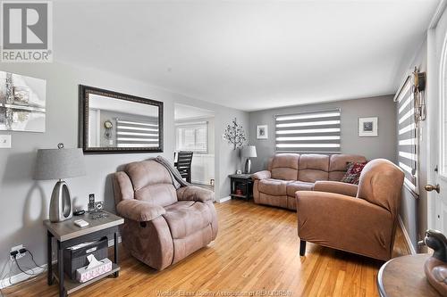 1766 Dominion, Windsor, ON - Indoor Photo Showing Living Room