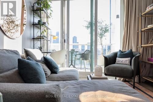 Ph16 - 80 Vanauley Street, Toronto, ON - Indoor Photo Showing Living Room