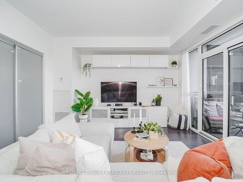 301-501 St. Clair Ave W, Toronto, ON - Indoor Photo Showing Living Room