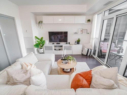 301-501 St. Clair Ave W, Toronto, ON - Indoor Photo Showing Living Room