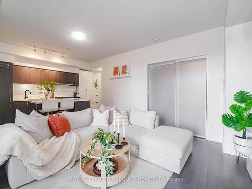 301-501 St. Clair Ave W, Toronto, ON - Indoor Photo Showing Living Room