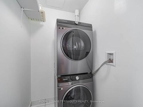 301-501 St. Clair Ave W, Toronto, ON - Indoor Photo Showing Laundry Room