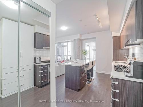 301-501 St. Clair Ave W, Toronto, ON - Indoor Photo Showing Kitchen