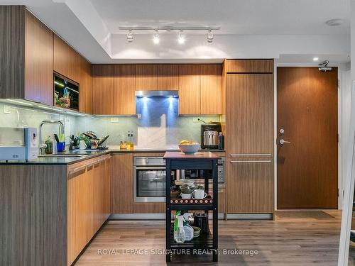 807-70 Queens Wharf Rd, Toronto, ON - Indoor Photo Showing Kitchen