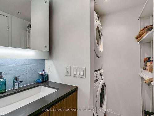 807-70 Queens Wharf Rd, Toronto, ON - Indoor Photo Showing Laundry Room