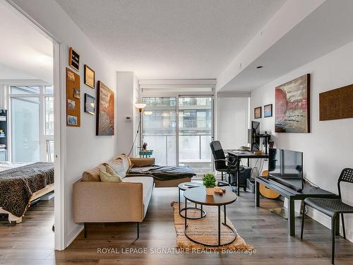 807-70 Queens Wharf Rd, Toronto, ON - Indoor Photo Showing Living Room