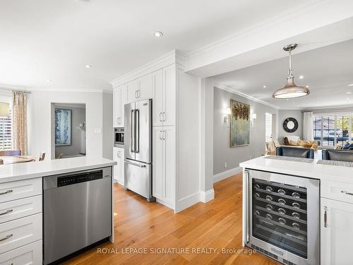 23 Hutton Cres, Caledon, ON - Indoor Photo Showing Kitchen With Upgraded Kitchen