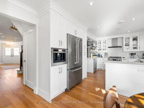 23 Hutton Cres, Caledon, ON - Indoor Photo Showing Kitchen With Upgraded Kitchen