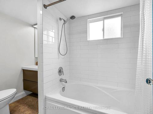 19 Ferrie St E, Hamilton, ON - Indoor Photo Showing Bathroom