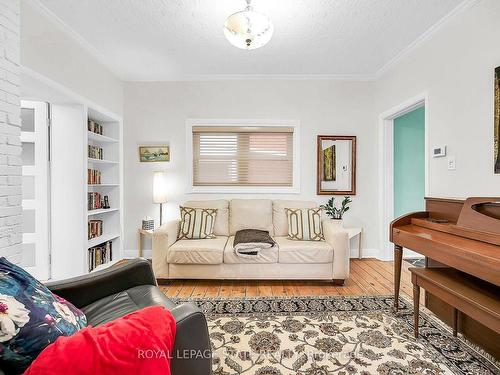 19 Ferrie St E, Hamilton, ON - Indoor Photo Showing Living Room