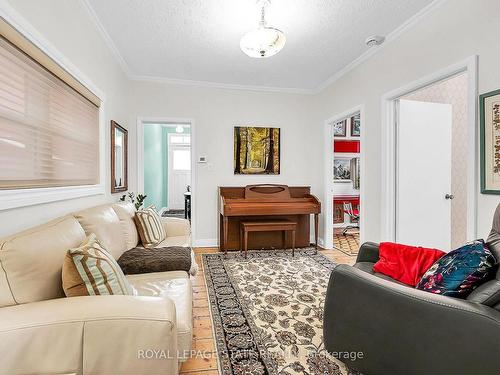 19 Ferrie St E, Hamilton, ON - Indoor Photo Showing Living Room