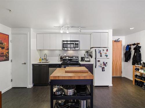 308-834 Johnson St, Victoria, BC - Indoor Photo Showing Kitchen