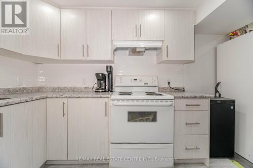 119 Madoc Drive, Brampton, ON - Indoor Photo Showing Kitchen