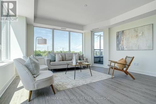 411 - 185 Deerfield Road, Newmarket, ON - Indoor Photo Showing Living Room