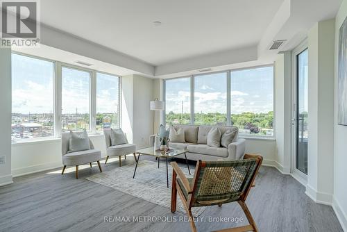 411 - 185 Deerfield Road, Newmarket, ON - Indoor Photo Showing Living Room