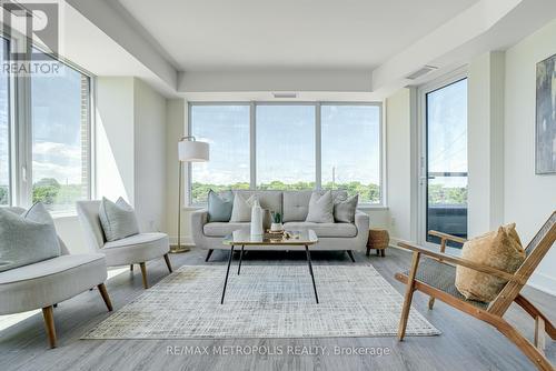 411 - 185 Deerfield Road, Newmarket, ON - Indoor Photo Showing Living Room