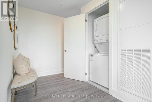 411 - 185 Deerfield Road, Newmarket, ON - Indoor Photo Showing Laundry Room