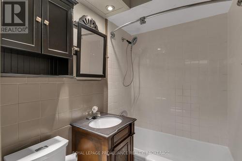 25 Francis Street, Kingston (Central City West), ON - Indoor Photo Showing Bathroom