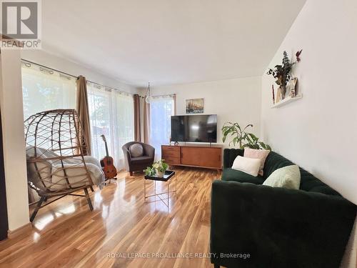 385 Dufferin Avenue, Belleville, ON - Indoor Photo Showing Living Room