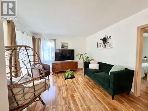 385 Dufferin Avenue, Belleville, ON - Indoor Photo Showing Living Room