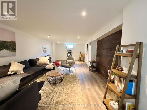 385 Dufferin Avenue, Belleville, ON - Indoor Photo Showing Living Room