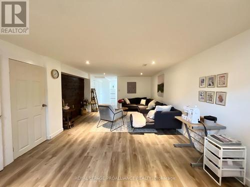 385 Dufferin Avenue, Belleville, ON - Indoor Photo Showing Living Room