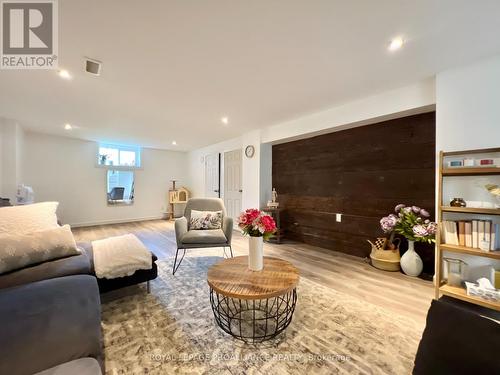 385 Dufferin Avenue, Belleville, ON - Indoor Photo Showing Living Room