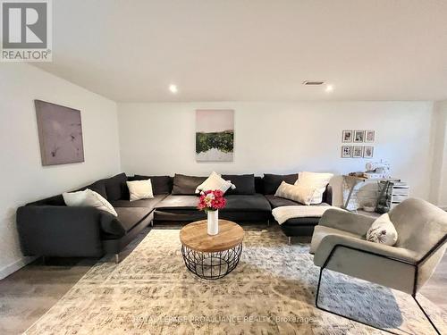 385 Dufferin Avenue, Belleville, ON - Indoor Photo Showing Living Room