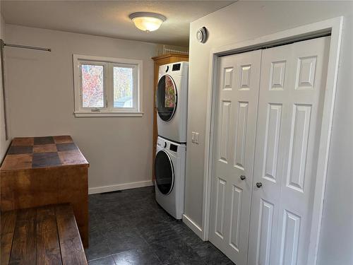 68 5Th Street Ne, Hamiota, MB - Indoor Photo Showing Laundry Room