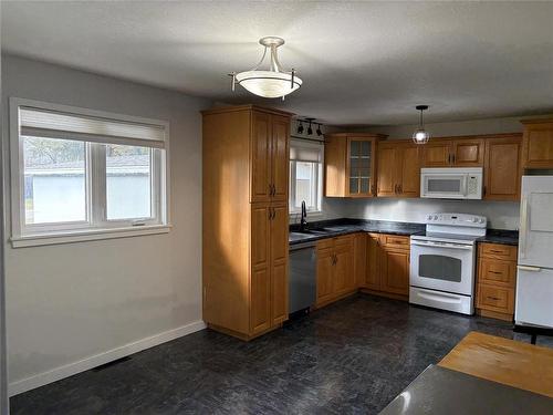 68 5Th Street Ne, Hamiota, MB - Indoor Photo Showing Kitchen