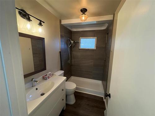 68 5Th Street Ne, Hamiota, MB - Indoor Photo Showing Bathroom