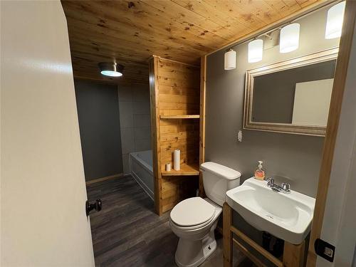 68 5Th Street Ne, Hamiota, MB - Indoor Photo Showing Bathroom