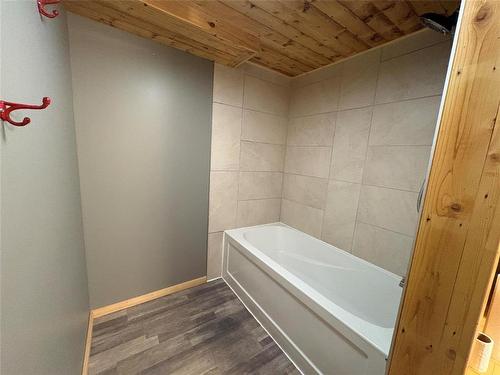 68 5Th Street Ne, Hamiota, MB - Indoor Photo Showing Bathroom