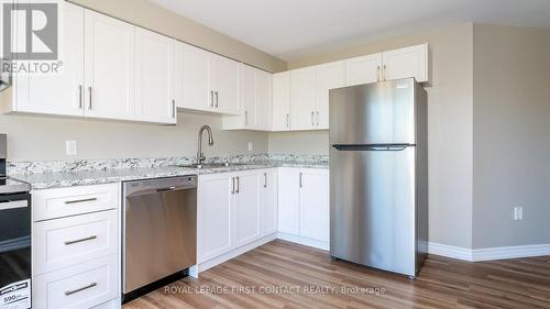 90 Cheltenham Road, Barrie, ON - Indoor Photo Showing Kitchen With Upgraded Kitchen