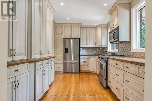 21 Boxbury Road, Toronto, ON - Indoor Photo Showing Kitchen With Upgraded Kitchen