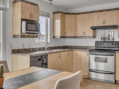 Kitchen - 22 Place Philippe, Saint-Lambert-De-Lauzon, QC - Indoor Photo Showing Kitchen With Double Sink