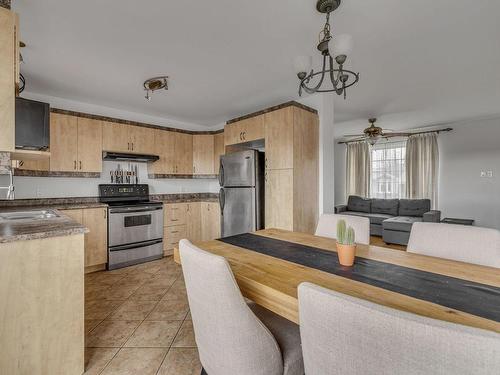 Kitchenette - 22 Place Philippe, Saint-Lambert-De-Lauzon, QC - Indoor Photo Showing Kitchen With Double Sink