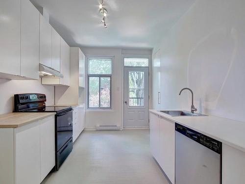 Kitchen - 2698 Rue De Rozel, Montréal (Le Sud-Ouest), QC - Indoor Photo Showing Kitchen With Upgraded Kitchen