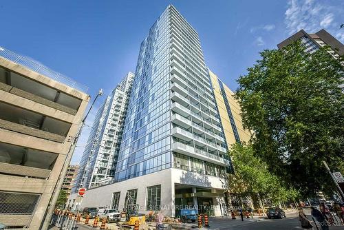 814-210 Simcoe St, Toronto, ON - Outdoor