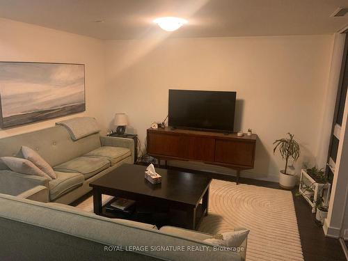 814-210 Simcoe St, Toronto, ON - Indoor Photo Showing Living Room