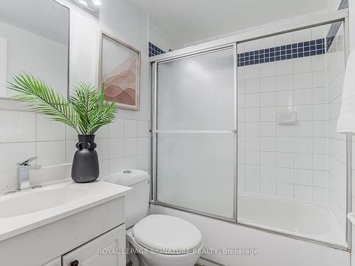 533 Victoria Pk Ave, Toronto, ON - Indoor Photo Showing Bathroom