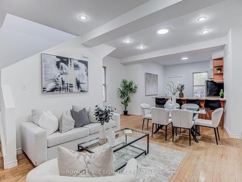 533 Victoria Pk Ave, Toronto, ON - Indoor Photo Showing Living Room