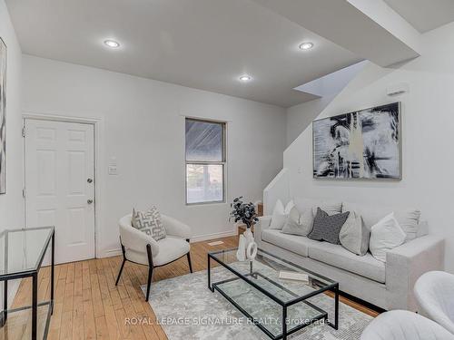 533 Victoria Pk Ave, Toronto, ON - Indoor Photo Showing Living Room