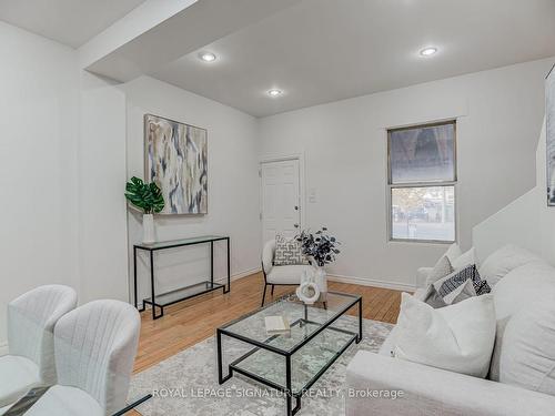 533 Victoria Pk Ave, Toronto, ON - Indoor Photo Showing Living Room