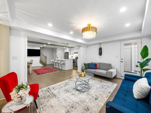 23 Mcgrath Ave, Richmond Hill, ON - Indoor Photo Showing Living Room