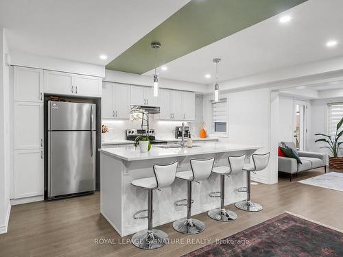 23 Mcgrath Ave, Richmond Hill, ON - Indoor Photo Showing Kitchen With Upgraded Kitchen